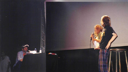 Lore h�lt die Laudatio, Chrissy h�lt sich bereit