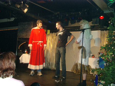 den kaugummi in die hosentasche..