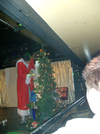 wosch steckt den baum an..