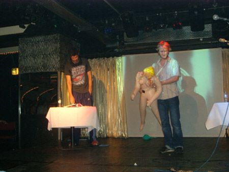 sei doch mal bißchen zärtlich!