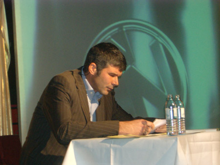 nie glich er mehr einem nachrichtensprecher