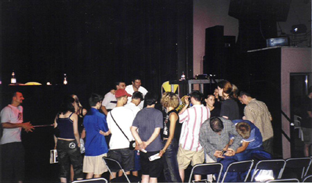 tommy gibt autogramme nach der show!