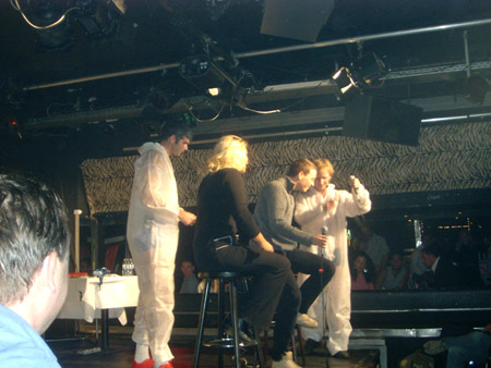 wie geht es einer rammstein-cd in der mikrowelle?