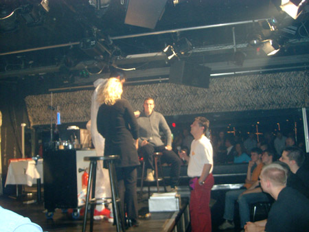 der pizzamann bringt die antwort im karton