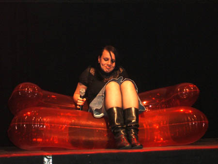 danielle auf dem love-sofa..