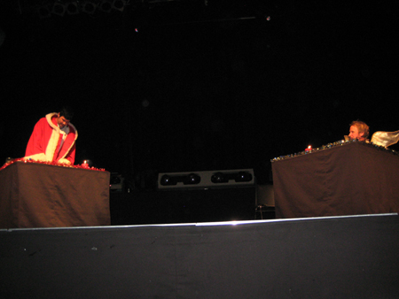 Gleich fällt der Mantel..