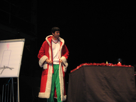 Schon hat er den Mantel wieder an..