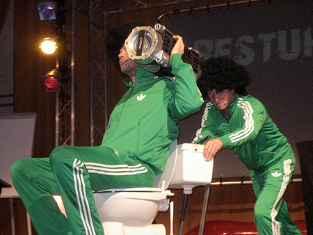 michi karrt tommy auf die bühne..