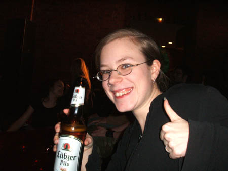 chrissy freut sich..