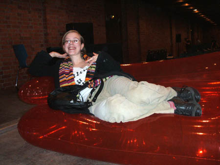 chrissy auf dem love-sofa