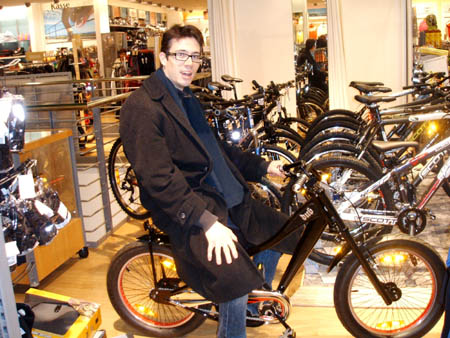 christian probiert fahrrad an