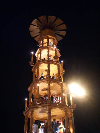 pyramide mit verkrüppelten figuren