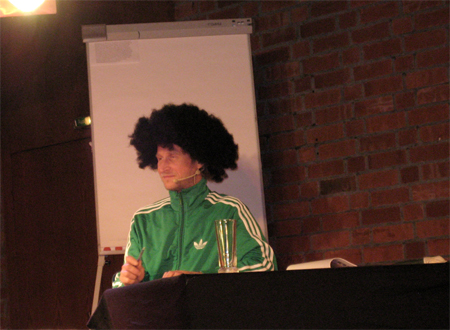 Michi h�rt gebannt zu..