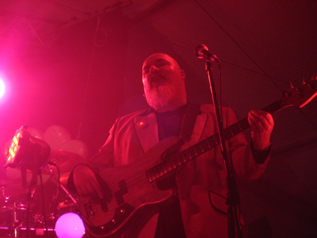 leo, ganz versunken..