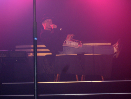 er deckt sich mit dem spiegel zu..