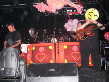 leo setzt hut auf kopf