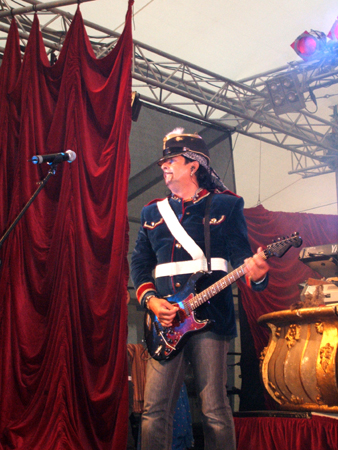 tom schaut noch skeptisch