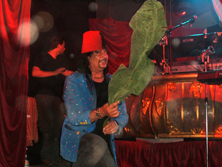 die bediensteten wedeln..