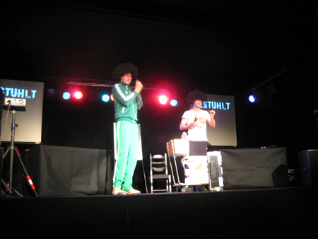 hm. h�rst du was? n�..