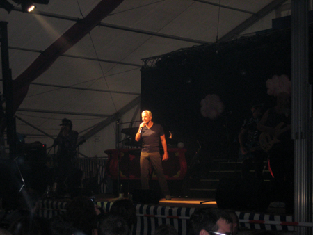 Herr Eberhartinger im Bühnenlicht