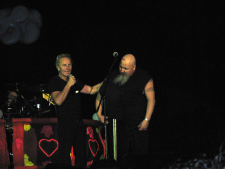 das ist leo. mit bauch