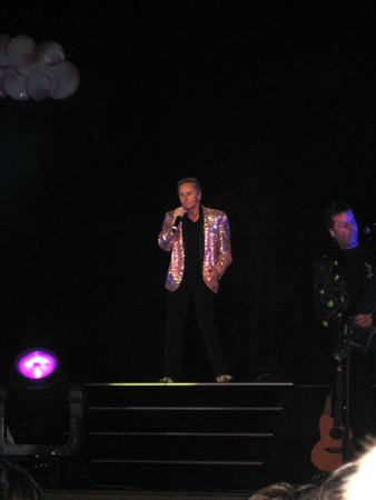 mit illusionslosem blick