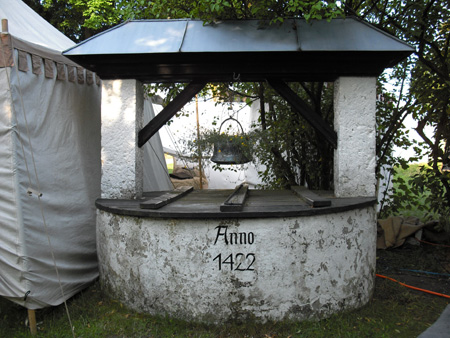 ein alter, tiefer brunnen