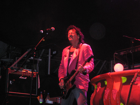 tom, wie unter schmerzen..