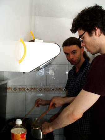 die m�nner bereiten das essen zu..