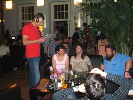 vogel am gegen-alles-tisch