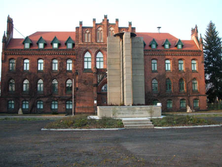 gebäude mit mahnmal