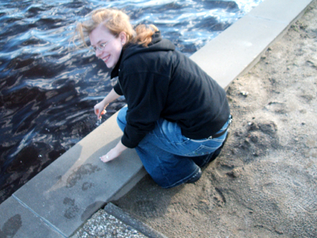 chrissy prüft das wasser