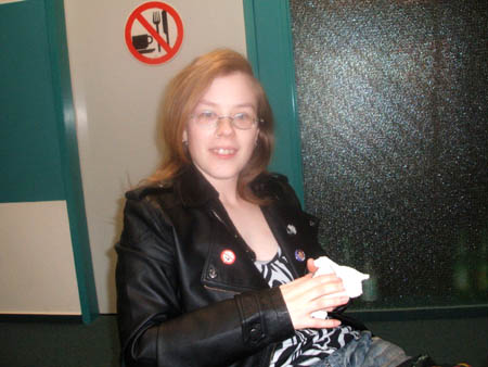 chrissy schaut entspannt..