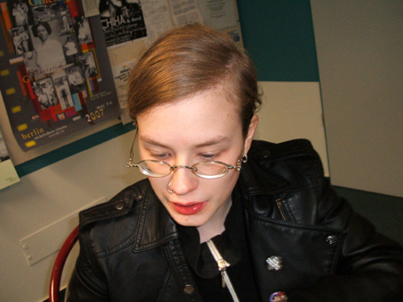 chrissy in lederjacke