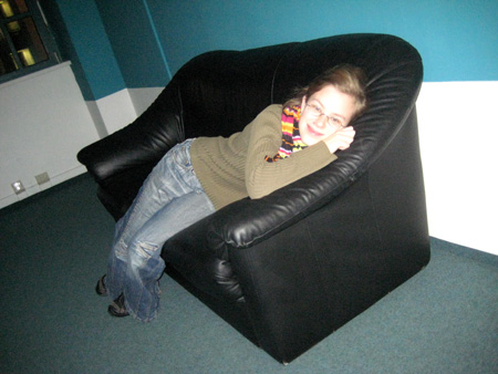 chrissy entspannt sich auf dem okb-sofa