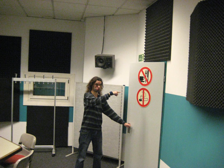 springhuhn stellt sicher, daß die tür zu ist