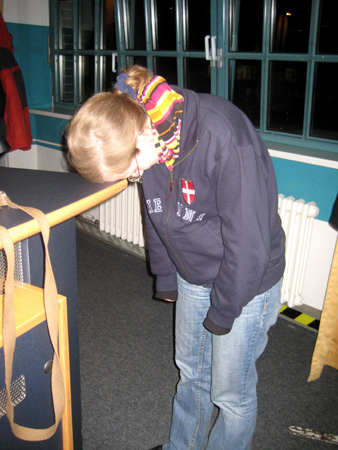 chrissy schläft im stehen..