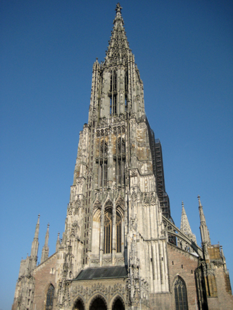 der höchste kirchturm der welt