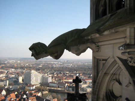 unheimliche figuren starren auf die stadt