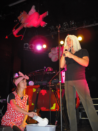 ..und ihr Objekt der Anbetung!