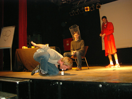 das huhn erreicht den dioxinverseuchten korn!