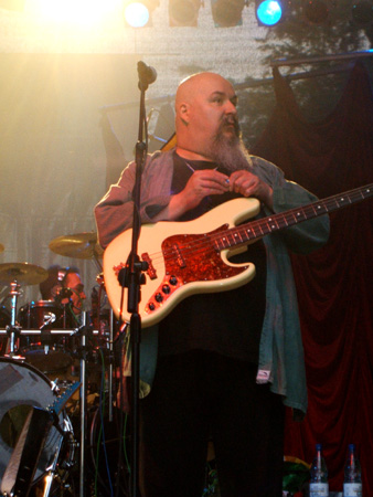 noch schaut er, gleich spielt er