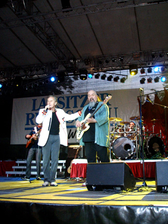 und stellt den bassisten aus kina vor