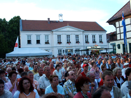 der dorfplatz, gerammelt voll