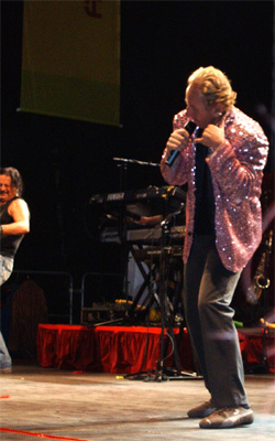 er tut so, als ob er telefonieren täte