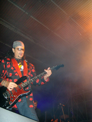 von links tritt herr spitzer auf den plan..