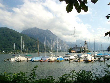 gmunden mit seeschloss ort und traunstein