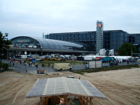 bahnhof in wüstenhafter gegend