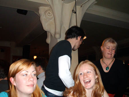 christian verhandelt mit kellnerin