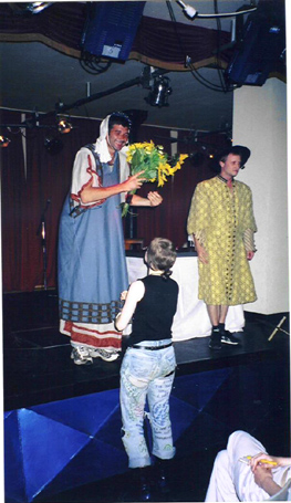 immer dabei: chrissy, das blumenmädchen!